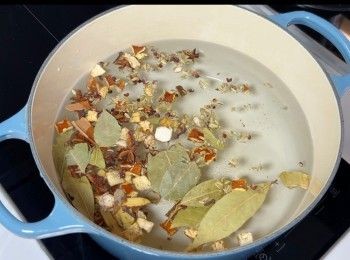 step3: 於煲內注入2000毫升的清水，加入香料包，開大火煮滾，然後熄火並蓋上煲蓋，焗1小時至出味。