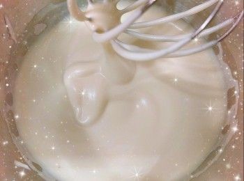 step10: 完成後，先將蛋糕模在已墊枱布的桌面上（距離桌面大概10 cm）輕摔兩下（使熱氣散走，防回縮），然後馬上倒扣放在物件上（如不倒扣會回縮，中間一定會凹下去，無法撐起，倒扣是利用地心吸力的幫助，維持整個蛋糕該有的高度和形狀） 2. 放涼至蛋糕完全冷卻後，即可脫模（完全冷卻的蛋糕才可以定型；成功的狀態是放涼後沒回縮，沒凹底）