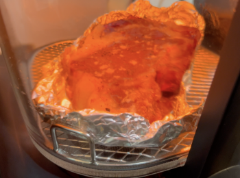 step2: 氣炸鍋選擇牛扒模式，中途拉出内鍋，翻面一次