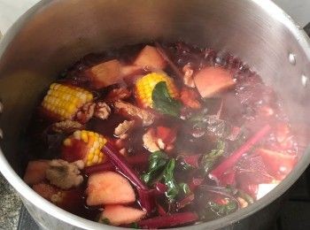 step4: 煮沸水，放入所有材料，以中火煮2小時即可。