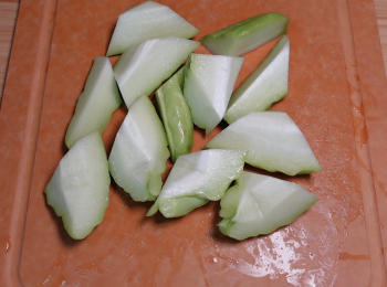 step2: 合掌瓜刷洗乾淨，去籽，切塊；紅蘿蔔洗淨、削皮、切塊