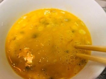step4: 打散雞蛋、下少許鹽，然後拌入炒好的蜆肉和粟米粒。