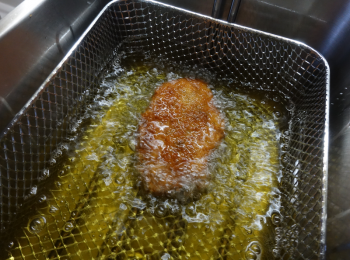 step3: 下熱油鑊炸至兩面金黃色及豬排全熟，待涼5分鐘後，將豬排切件

＊可以放入已預熱200度C焗爐，焗約20分鐘或至全熟即成 （先將麵包糠放入鑊內，烘至金黃色）