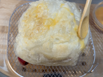 step4: 最後在酥餅表面輕輕掃上蛋液