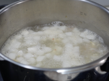 step5: 在鍋中加少許油，中火爆薑片，加蜆乾和蝦米，炒一炒海味，加冬瓜，炒一炒，加熱水和加浸泡蝦米和蜆乾的水，蓋蓋中火煮5分鐘，5分鐘後，撈走浮末，加鮮肉丸和草菇，中小火煮15分鐘，關火後加鹽調味