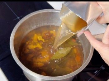 step5: 出味後，再倒入李錦記特級白鹵料包，開大火煮滾。