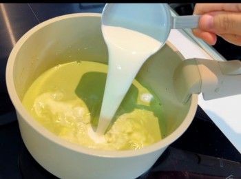 step5: 加入已浸軟的魚膠片，輕輕攪拌至溶解，最後加入淡忌廉。