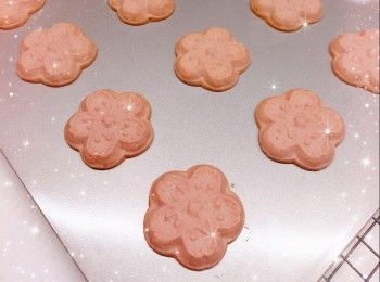 step7: 預熱5分鐘（160°），放中層，焗22-25分鐘 2. 用餘溫再焗約2分鐘左右（餘溫可令曲奇更脆口；不需焗至太上色，否則會影響櫻花的顏色，令粉紅色變成啡粉色），放涼，即可