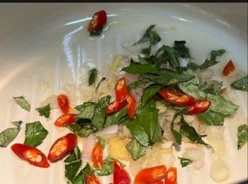 step7: 燒紅鍋，下油，中大火炒香蒜頭、乾䓤頭、指天椒及咖喱葉，下椰糖及黃咖喱炒香，倒入清雞湯煮滾，加入豆腐卜、番茄、茄子及秋葵（每加一樣<span class="group_1">食材</span>煮滾後，再加另一樣<span class="group_1">食材</span>）， 放入魚頭及魚腩中大火煮滾，轉中小火加蓋煮5分鐘，打開煲蓋下羅望子醬中火煮2分鐘，加入椰漿拌勻煮約1分鐘，熄火，淋上魚露，調至自己喜愛的味道（喜歡酸味重D可以加多一點羅望子醬）即成。