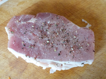 step1: 用鹽和黑胡椒粉將豬排調味