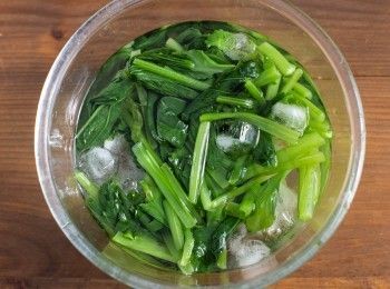 step2: 放入冰水冰鎮、降溫後擠乾備用。