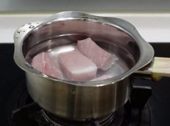 step4: 瘦肉剪小塊，洗淨，汆水，再用水洗淨