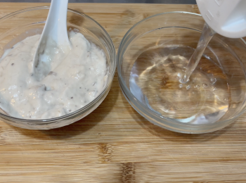 step1: 用1:1的水稀釋忌廉蘑菇湯，將湯放入耐高溫的碗，200度氣炸5分鐘