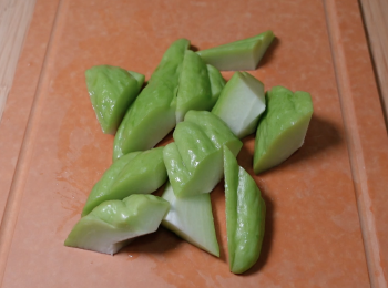 step3: 合掌瓜刷洗乾淨，，去籽，切塊；用刀刮一刮蘋果表皮的蠟，用水沖洗蘋果，將蘋果去芯，切件