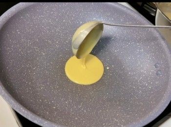 step6: 預熱平底鑊，掃一層薄油。
開細火，將餅皮先煎兩分半鐘。