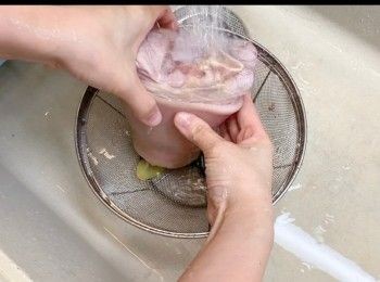 step3: 將完成汆水的豬手，隔水，再沖一次水。