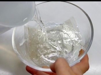 step1: 先將魚膠片用冷水浸泡10分鐘。