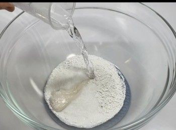 step3: 將馬蹄粉、砂糖與45毫升的清水混和。