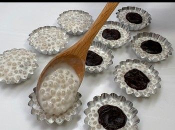 step7: 將模具掃上一層薄油，先加入一半西米混合物，再於中央加入紅豆蓉（每粒約8克），最後以西米混合物覆蓋。