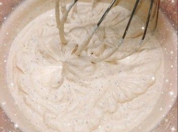 step3: 再加入已攪拌成軟滑忌廉狀的忌廉芝士／意大利軟芝士，以「2-3 檔」繼續打至8成企身（即硬性發泡，拿起打蛋器尾巴呈現挺立尖角的狀態；不時留意忌廉的變化，打至有紋路就要加倍留意，如打得太耐會唔夠滑，過度打發亦會使忌廉油水分離，變成牛油狀，若出現此情況，可加2湯匙未打發的忌廉手打至回復正常） 2. 然後，分成2部份（200 g※忌廉夾餡用＋300 g※抹忌廉裝飾用），放進雪櫃冷藏，備用