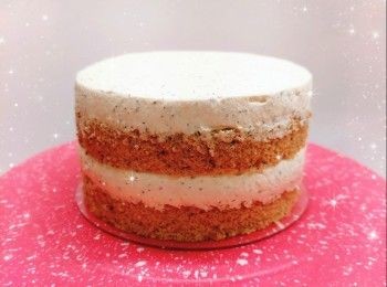 step16: 最後，舖上面層的蛋糕片，將抹忌廉裝飾塗滿整個蛋糕表面和周圍，用抹刀抹平和修飾表面光滑平整，放進雪櫃冷藏至少2小時