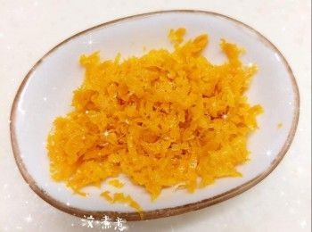 step2: 先將牛油（牛油先用熱水坐溶／用微波爐加熱至溶化成牛油溶液）和橙汁（先用微波爐加熱）混合，充分拌勻（必需攪拌至不見大的油圈，乳化效果才好，否則完成的海綿蛋糕會導致塌陷、回縮），再加入橙皮（需趁熱），備用