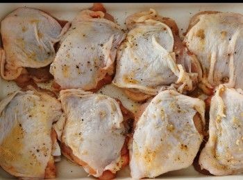 step3: 烘烤 30 分鐘 (400 °F)，蓋上箔紙。
去掉箔紙，再烤 20-30 分鐘，確保雞肉熟透，蘆筍又軟又嫩。
 轉到燒烤模式 (450 °F) 並烘烤 2-3 分鐘，使皮膚更脆。