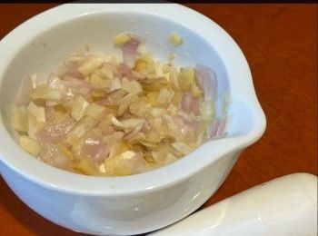 step5: 泰式茄子及秋葵洗淨，瀝乾水份，切半。