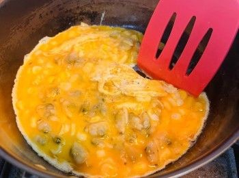 step5: 燒熱鍋、下少許油，待油加熱好便加入蛋液，炒至喜歡的熟度即可。