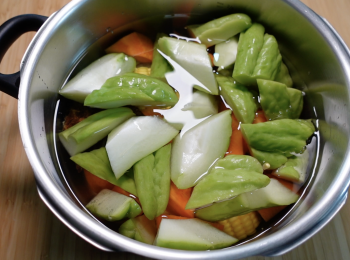 step5: 如果用普通鍋明火煲，大火煮滾，轉小火煲1小時，加入瘦肉、紅蓮子和百合，轉小火再煲1小時；如果用壓力煲，大火加壓到第二條壓力線，轉小火煲5分鐘，解壓後加入瘦肉、紅蓮子和百合，大火加壓到第二條壓力線，轉小火煲15分鐘，等解壓，最後加鹽調