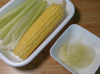 step3: 粟米洗淨、切塊，粟米鬚用粟米衣包著，綁起來，煲完方便一次過挾起