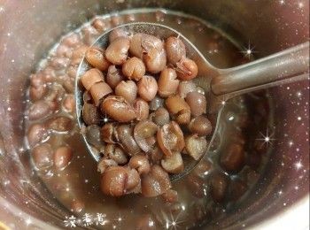 step4: 紅豆加入熱水（275 ml，水量是紅豆的5倍）中，慢火煲約30分鐘至紅豆淋身，加入糖拌勻（攪拌至糖完全溶解），再煲約15-30分鐘至紅豆爆開，熄火