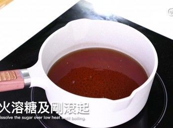 step7: 片糖、冰糖放入餘下400毫升水浸泡片刻，細火溶糖及剛滾起
Soak the zengchen slab sugar and rock sugar in the remaining 400ml of water for a while. Then dissolve the sugar over low heat until boiling.