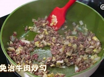 step3: 下免治牛肉炒勻
Add ground beef and cook until browned.
