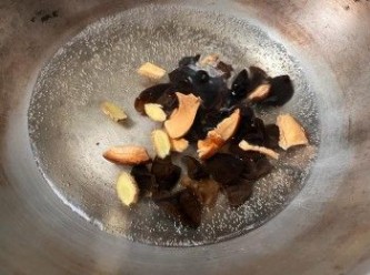 step4: 煮沸水，把泡好的雲耳和香菇放進鍋中，先煮10分鐘至香菇出味。