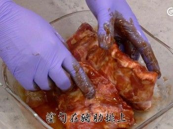 step2: 將叉燒醬、生抽、糖、及生粉塗勻在豬肋排上，醃1小時
Mix the char siu sauce, soy sauce, sugar, and corn starch together and coat the pork ribs with the mixture. Marinate for 1 hour.