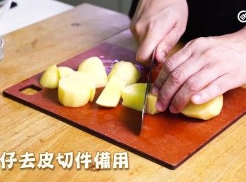 step2: 薯仔切件備用
Cut potatoes into pieces and set aside.