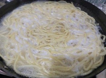 step3: 跟著將同有油份的油麵放入滾水煮至水再滾起，然後隔乾水放涼備用。