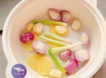 step3: 砂鍋下油，爆香薑片、蒜頭、乾蔥、蔥白