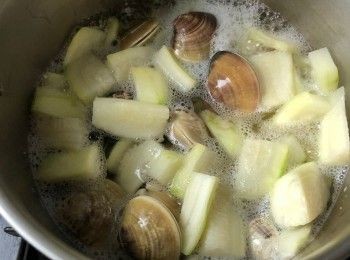 step5: 把沙白蜆放進鍋中、蓋上鍋蓋，煮至沙白蜆打開蜆殼即可。