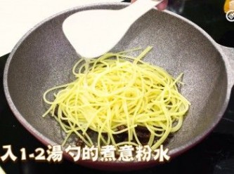 step4: 將意大利粉放入煎臘腸的鑊內，拌勻
Add the cooked spaghetti to the pan with the sausages, and mix well.