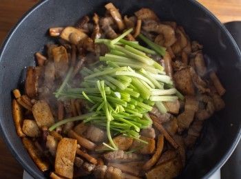 step4: 加入芹菜炒至斷生。