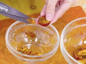 step3: 紅棗泡浸至軟後去芯剪碎
Soak red dates until they become soft, remove the pit, and chop into small pieces.
