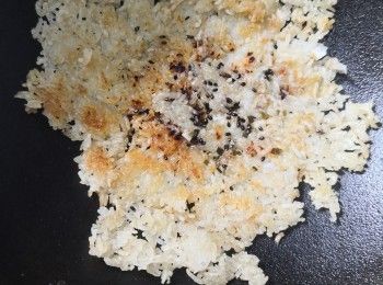 step3: 一面金黃之後 可以 反轉另外一面然後加生粉水將整塊反面黏合 更加脆