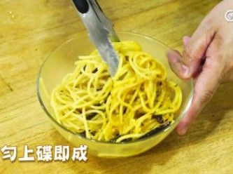 step6: 將意粉連臘腸倒入蛋黃內，拌勻上碟即成
Pour the spaghetti and sausage mixture into the bowl with the egg yolk mixture, and mix well. Serve immediately.