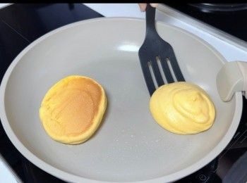 step6: 反轉另一面。
再次加入一湯匙的熱水，並蓋上鑊蓋，以細火煎焗4分鐘。