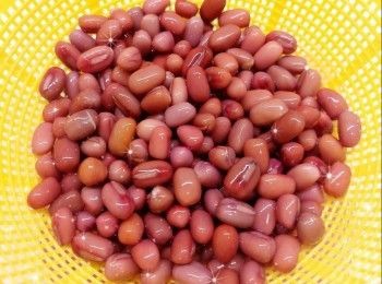 step2: 先將紅豆洗淨，用水（材料以外的水）浸過夜