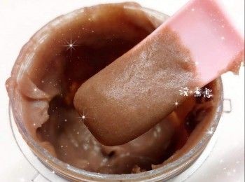 step5: 先盛起一半的紅豆（約65 g），剩下的紅豆糖水用攪拌機打成細緻糊泥狀