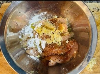 step3: 雞柳用醃料，放2/3的蒜末抓醃；