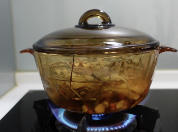 step3: 將所有材料放入湯鍋，加水，大火煲滾，轉小火煲30分鐘，關火焗30分鐘